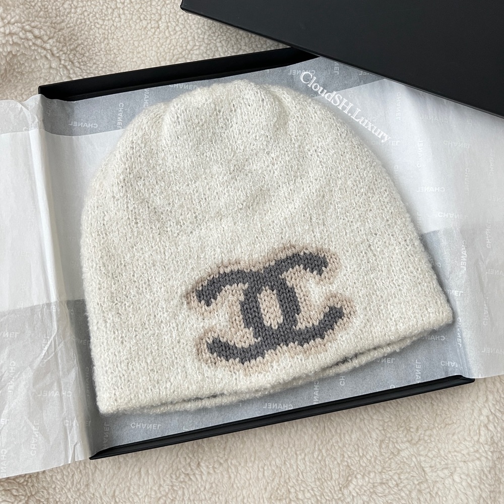 Auth BN Chanel Classic CC Logo White Wool Knit Beanie